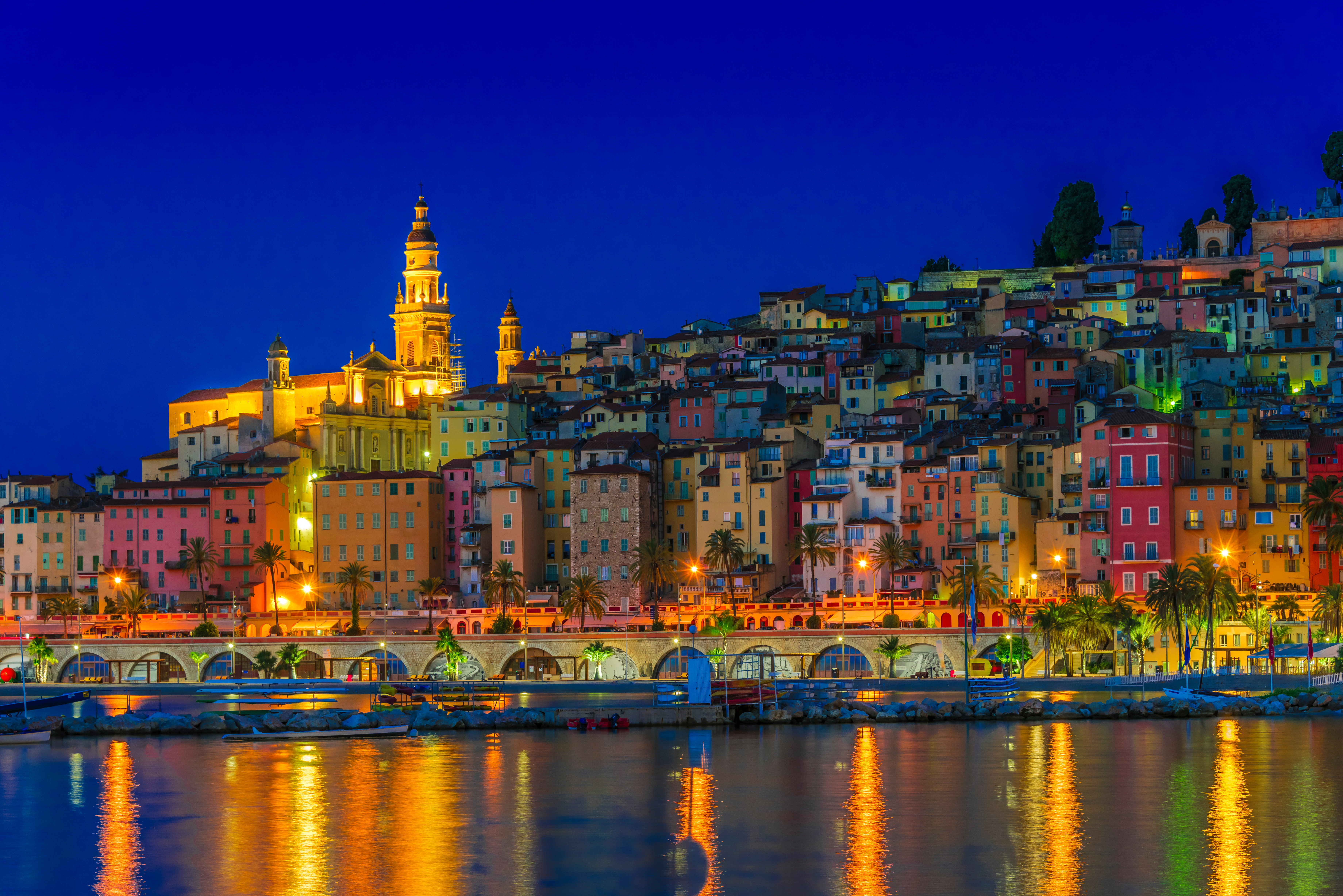 Menton by night